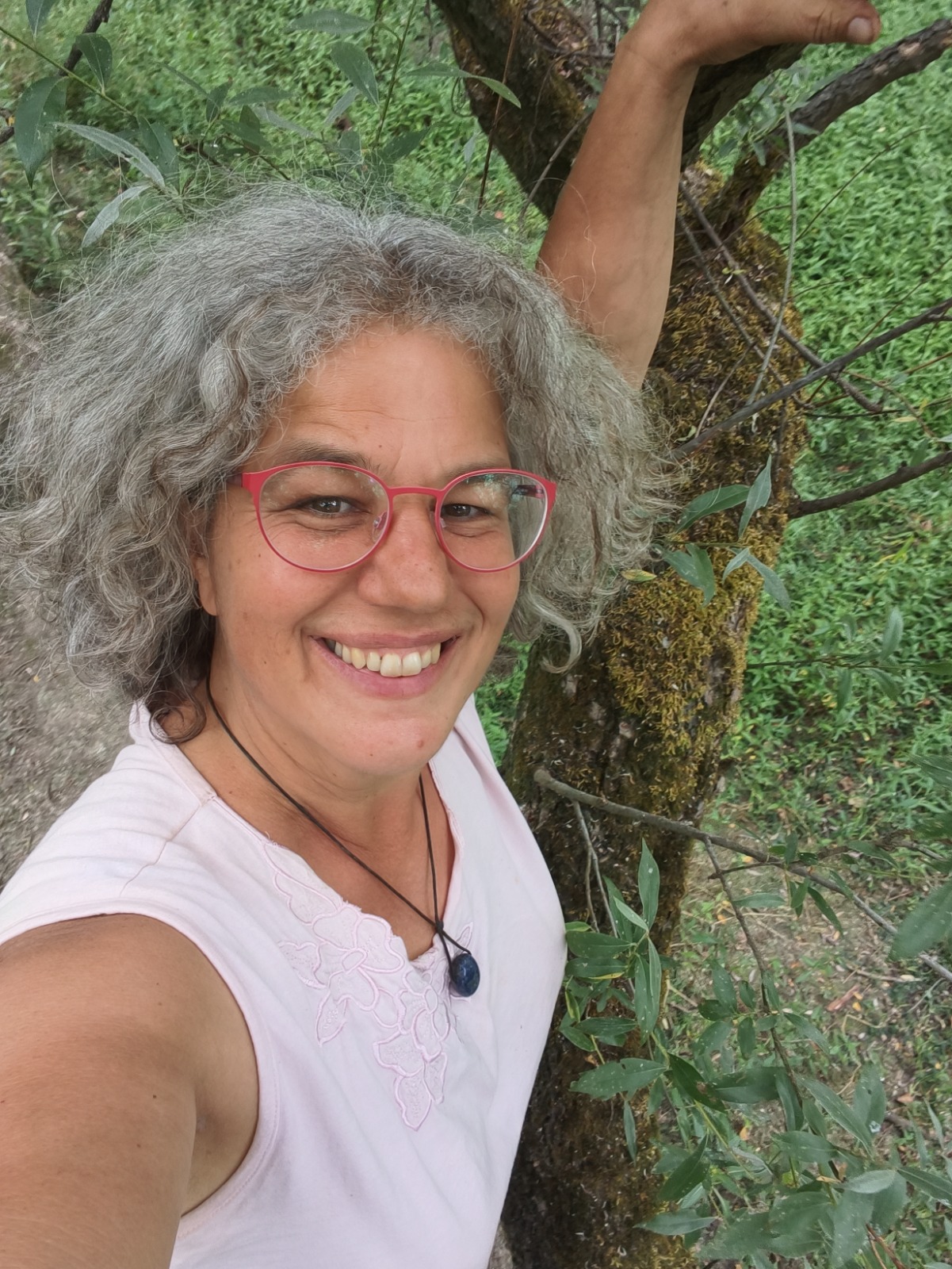 Andrea Köhler an einem alten, bemoosten Baum